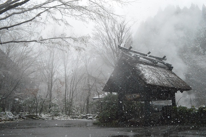 雨から雪に 黒川温泉 旅館 奥の湯